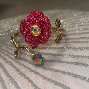 Gorgeous sparkly flower bracelet/cuff/bangle by Betsey Johnson 🌺✨🍃